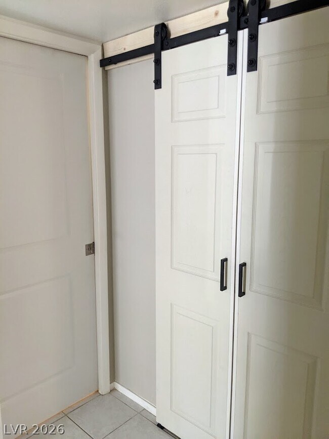 Building Photo - 5710 E Tropicana Ave