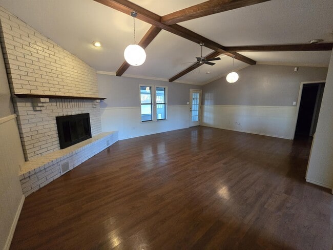 Building Photo - 608 E 17th Ln