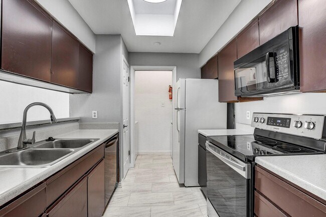 Building Photo - 807 W 25th St