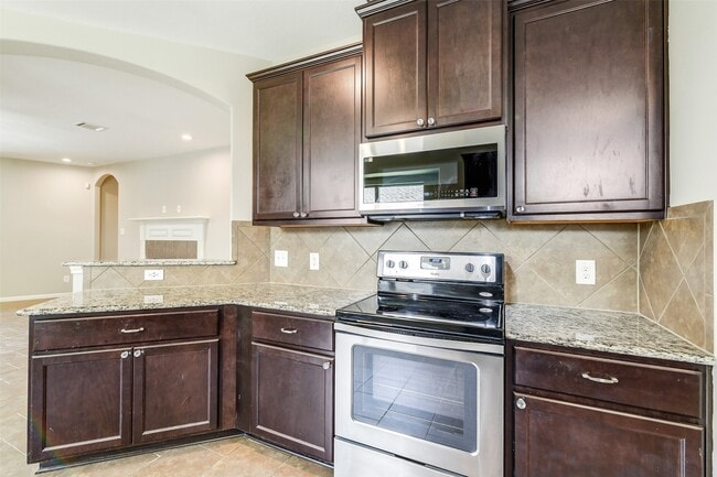 Building Photo - 12635 Lakeshore Dr