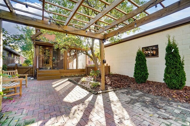 Building Photo - 557 S Grant Ave