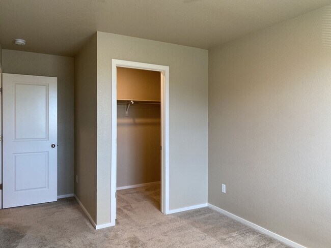 Building Photo - $300 Off 1st Month if Lease Starts by 5/1!