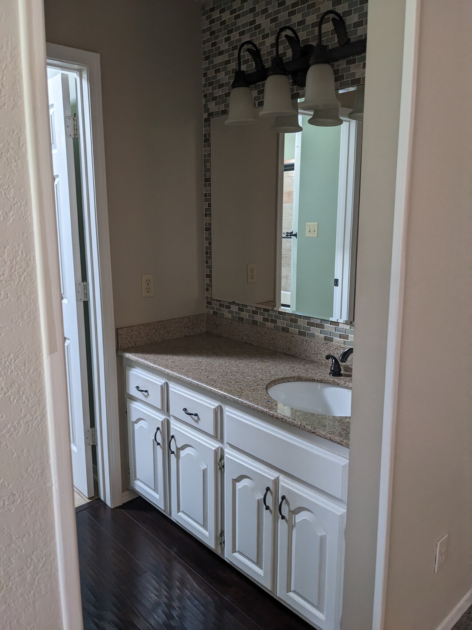 Main Bonus Vanity - 3513 Glen Flora Way