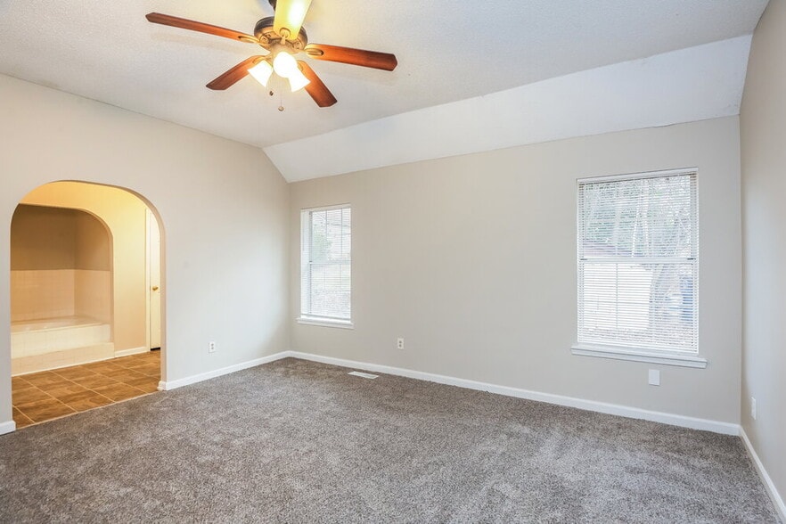 Building Photo - 2775 Waterford Park Dr