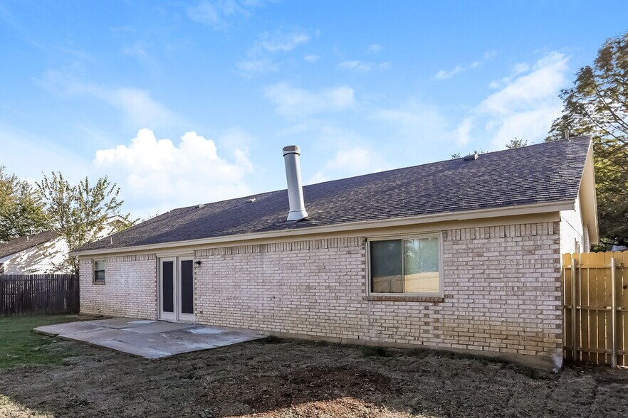Building Photo - 6004 Cool Springs Dr