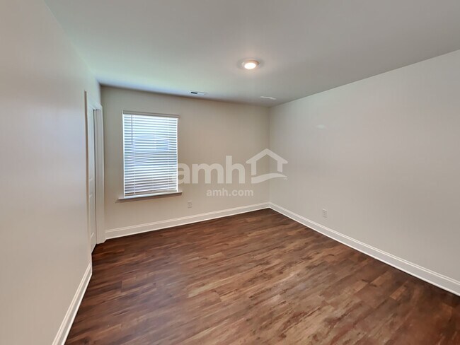 Building Photo - 561 Rivermist Dr