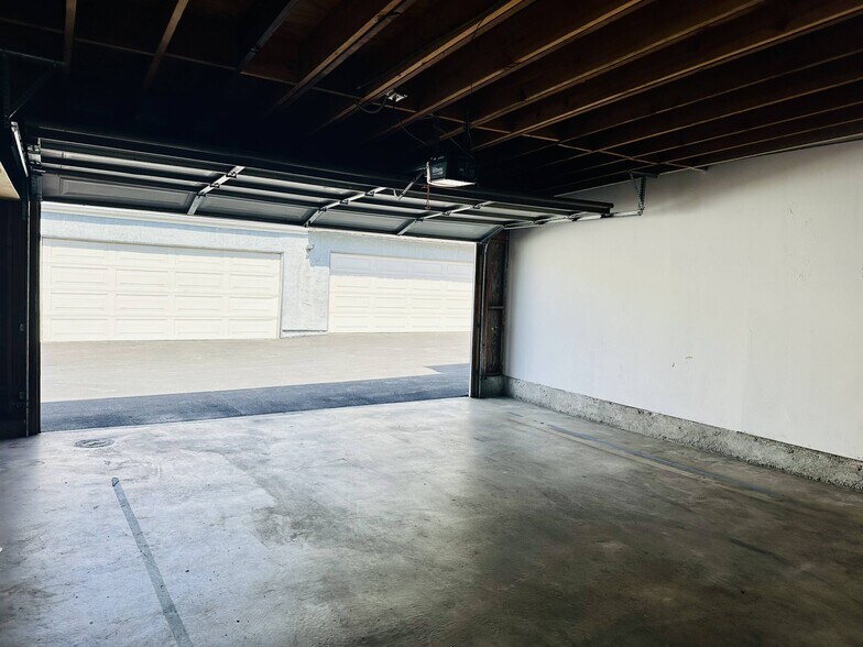 Building Photo - 2610 Huntington Dr