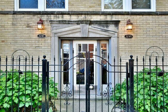 Building Photo - 3249 W Cullom Ave