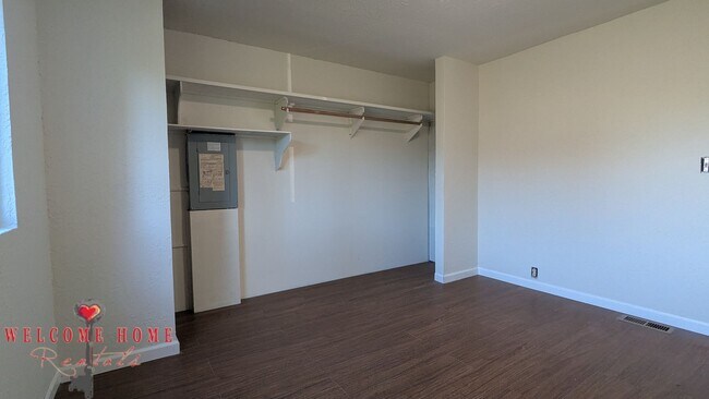 Building Photo - Huge fenced lot - bring your boat, trucks,...