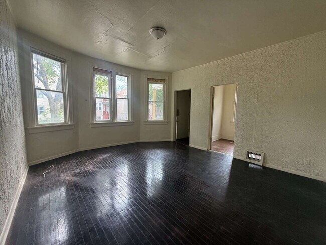 Building Photo - 1 Bedroom, 1 Bath Lower-Front Unit