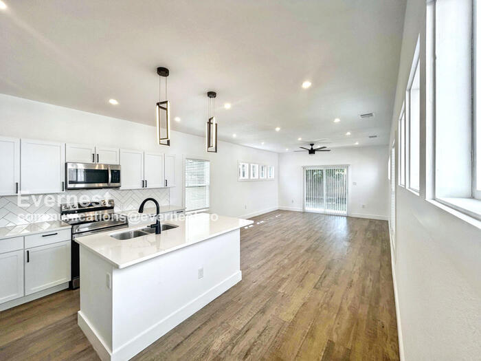 Building Photo - 1804 E Crockett St