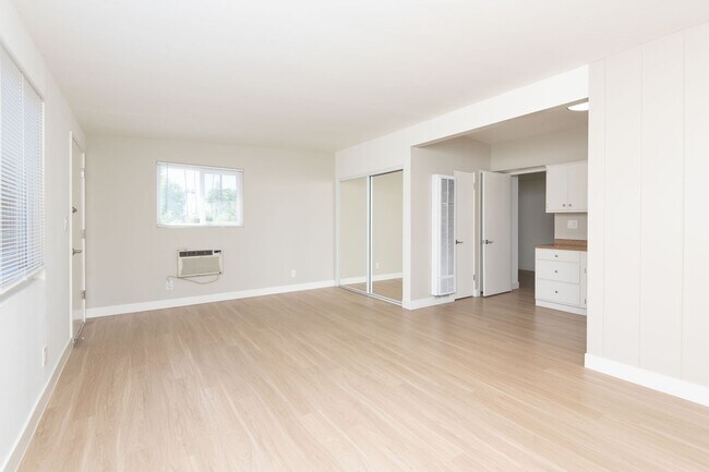 Interior Photo - 200-206 Maple