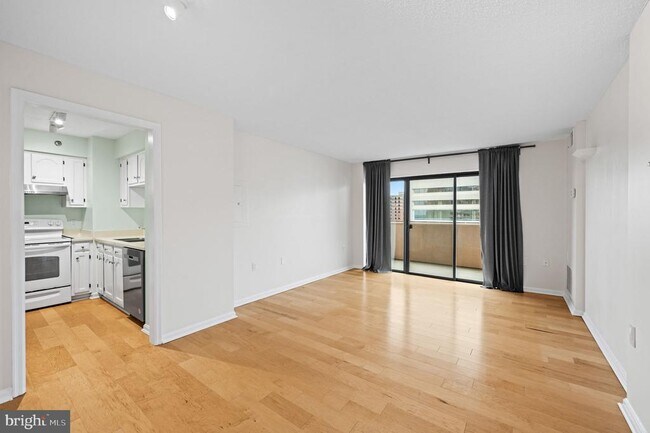 Building Photo - 1301 N Courthouse Rd