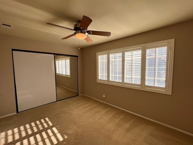 Building Photo - 2 bed / 2 bath two story in prime La Cresc...