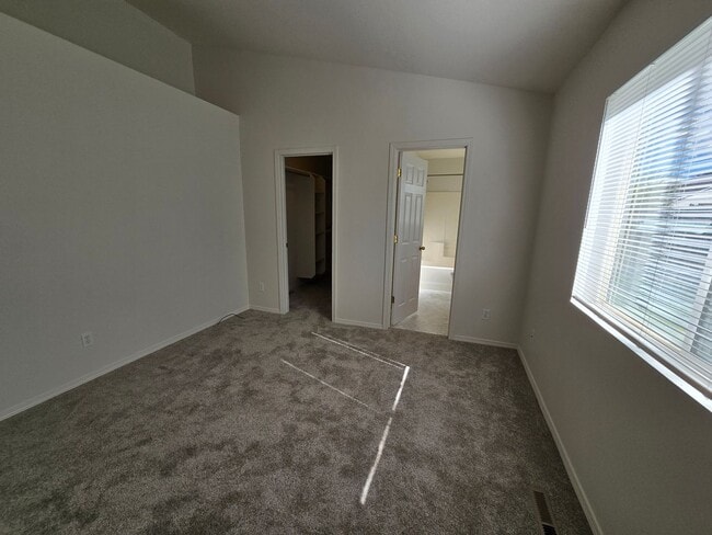 Building Photo - Spacious 4 bedroom home