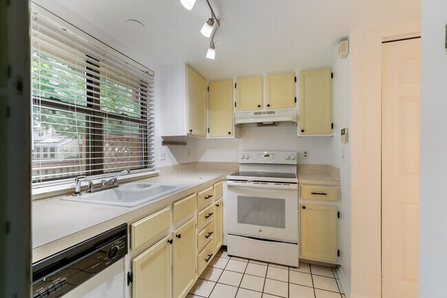 Building Photo - 1090 Sundering Dr