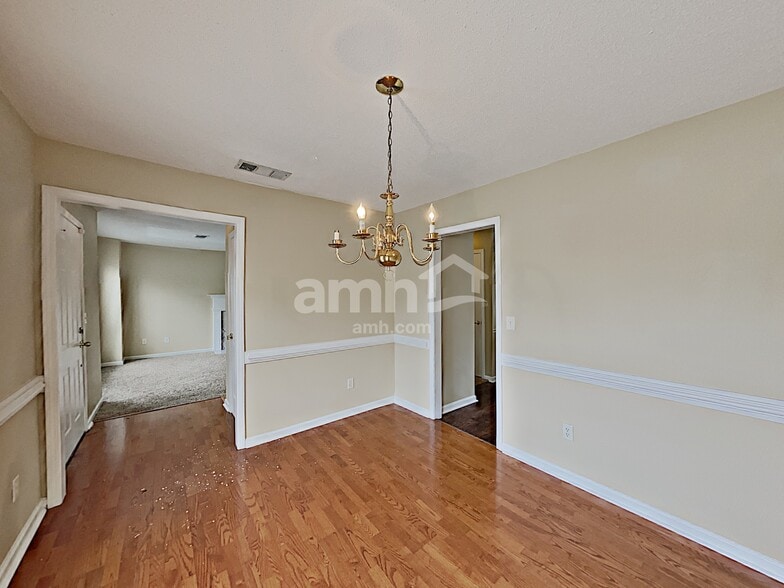 Building Photo - 1319 Vine Cir