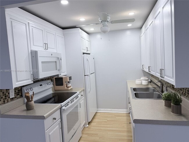 Building Photo - 1072 Cornwall D