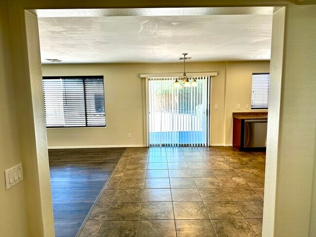 Building Photo - 5 Bedroom Martin Valley
