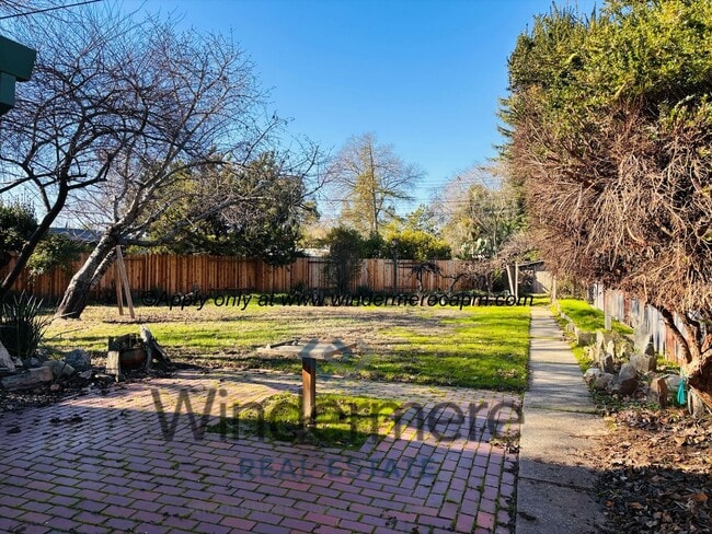 Building Photo - Charming 2 bedroom with HUGE yard in beaut...
