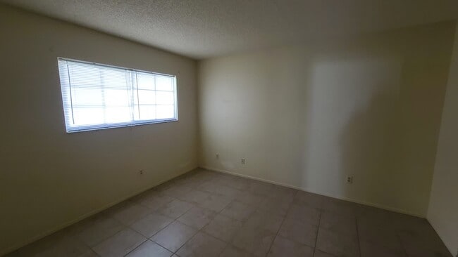 Building Photo - 454 Fairways Cir
