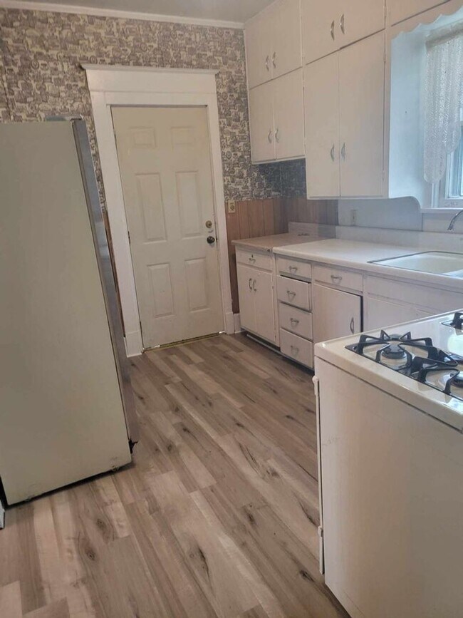 Building Photo - Spacious 3 bedroom 1 bath located near Uni...