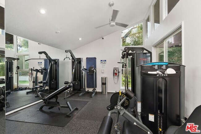 Building Photo - 1550 Palisades Dr
