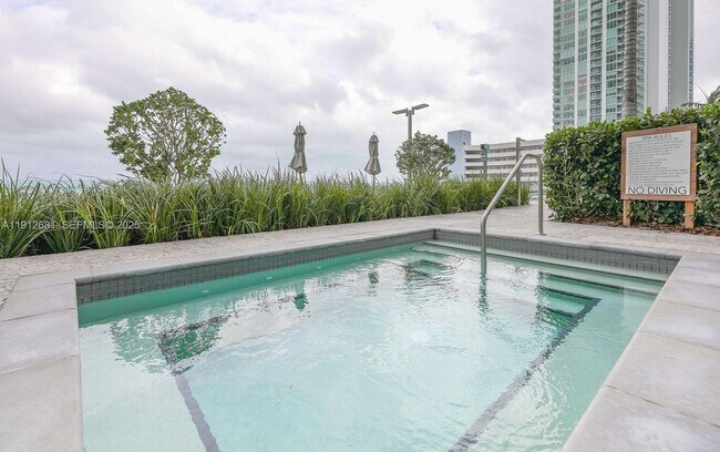 Building Photo - 650 NE 32nd St