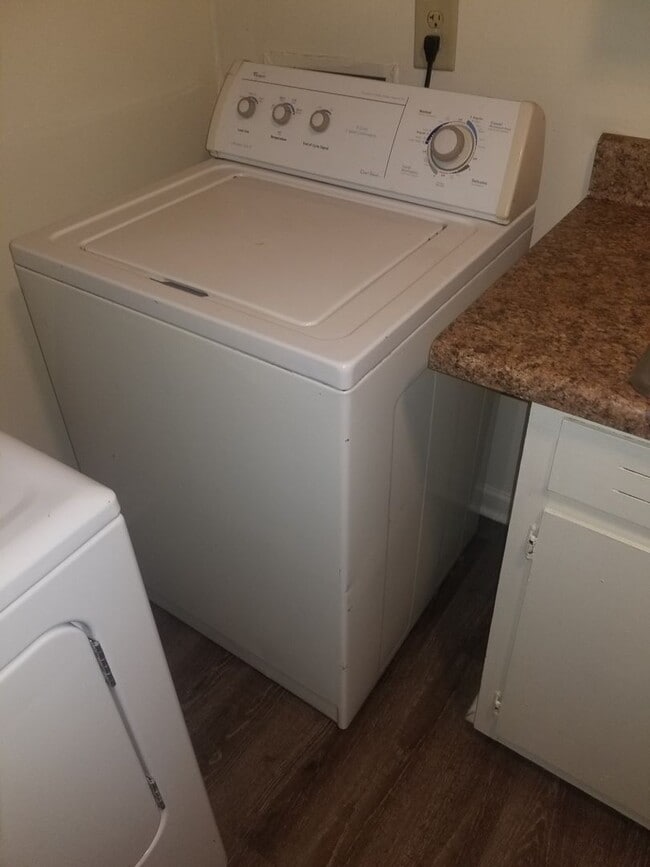 Building Photo - 3- Bedroom & 1- Bath