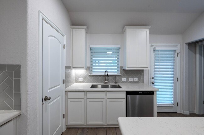 Building Photo - 2089 Egret Ave