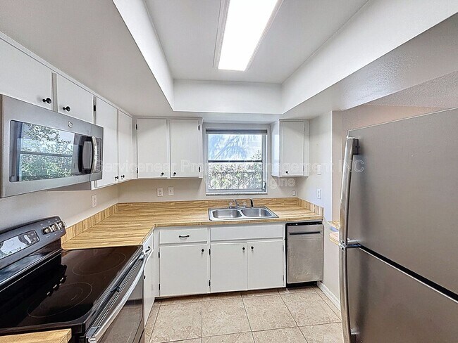 Building Photo - 10597 101st Ave