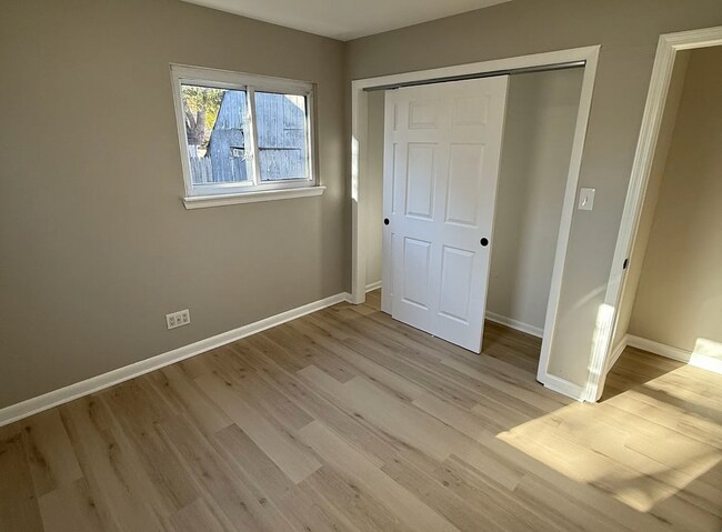 Building Photo - 3 bedroom 1 bathroom on a quiet street!