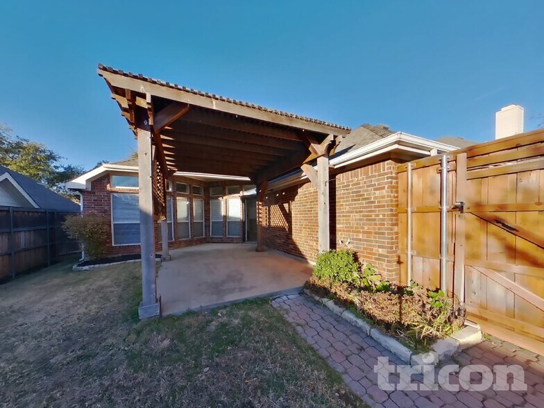 Building Photo - 2075 Crestlake Dr