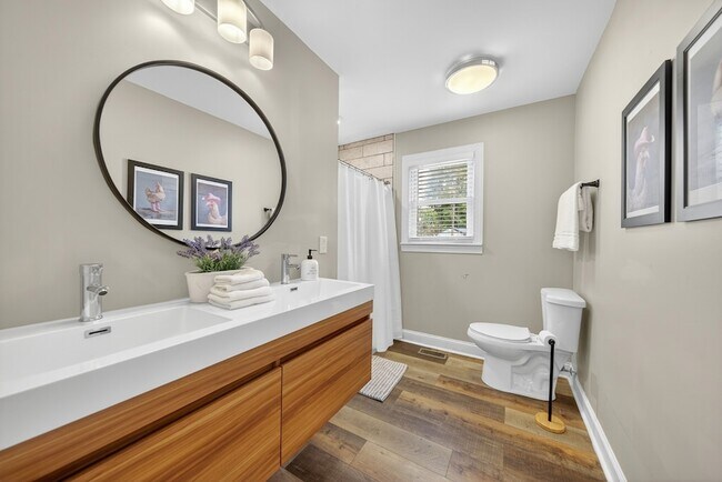 Building Photo - 147 Sunset Dr