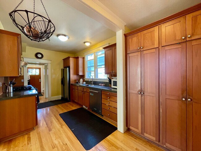 Building Photo - Lovely NE  3 Bed 2 Bath - King Neighborhood - A/C, Garage and Location!