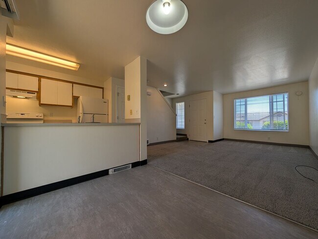 Building Photo - 2-Bedroom, 1-Bath 2-Story Townhouse Apartment Off Bailey Hill!