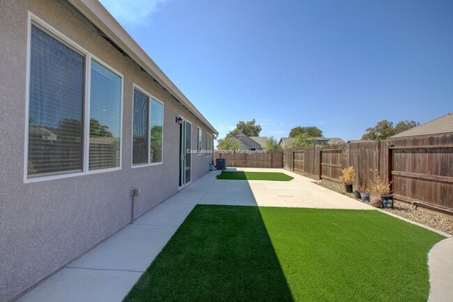 Building Photo - 495 Daffodil Dr