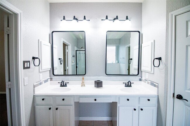 Building Photo - 3318 Shadow Crest Ct