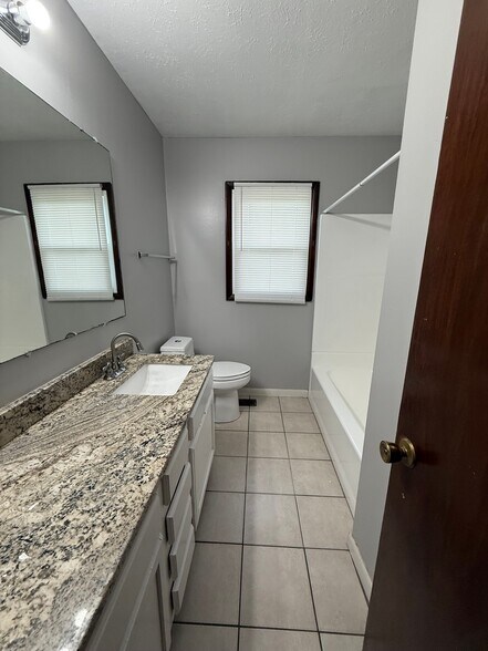 Building Photo - 6576 Ravenwood Ave NW