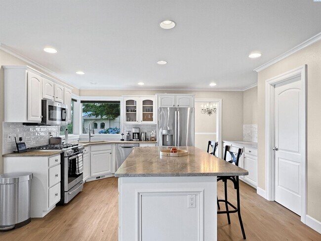 Building Photo - 4 Bedrooms Plus an Office Steps from the R...