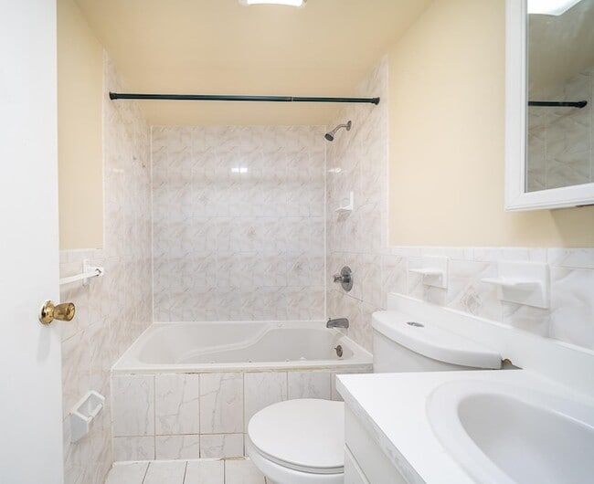 Building Photo - 524 4th St