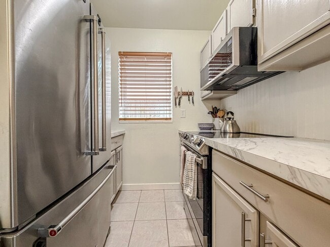 Building Photo - 2 bed/2.5 bath Townhome with Bonus Loft Space in North Seattle, $2,600/mo.