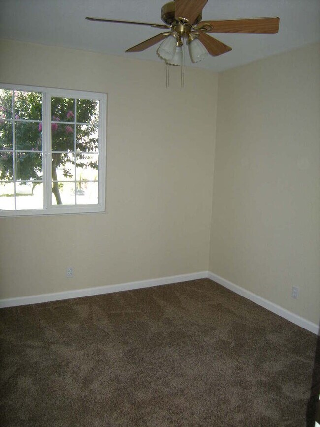 Building Photo - Walking distance to Cambridge Elementary S...