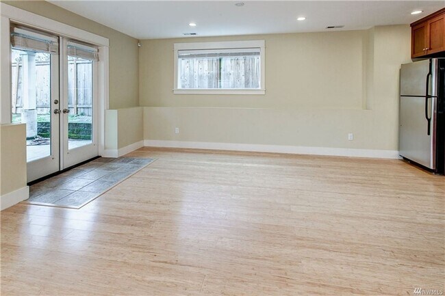 Building Photo - Seward Park 4 bedroom 3.5 bath Available now.