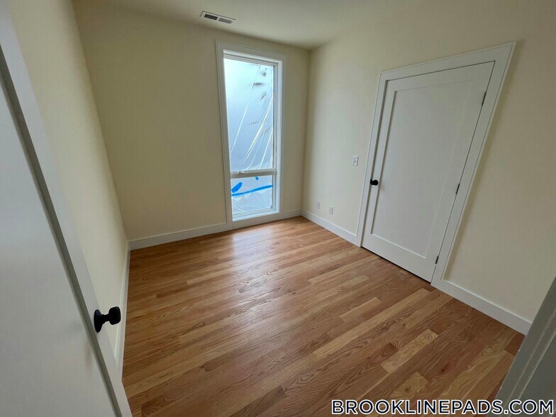 Building Photo - 65 Cameron St