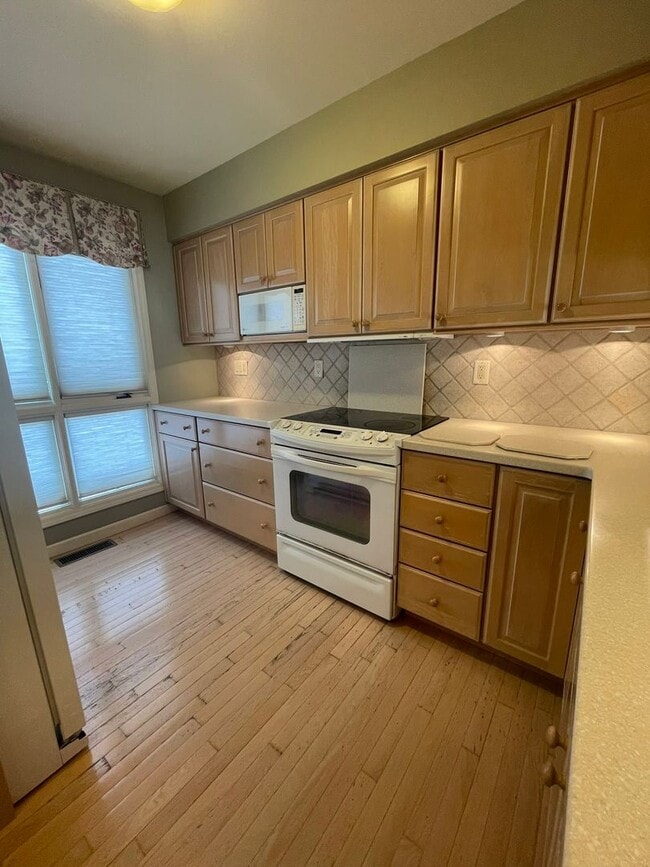 Building Photo - Updated End-Unit Condo in Earhart Village – Prime Location!