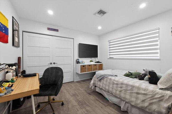 Building Photo - 976 SW 11th St