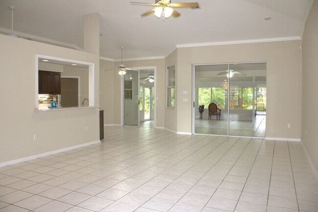 Building Photo - 3/2/3 Spring Hill Home