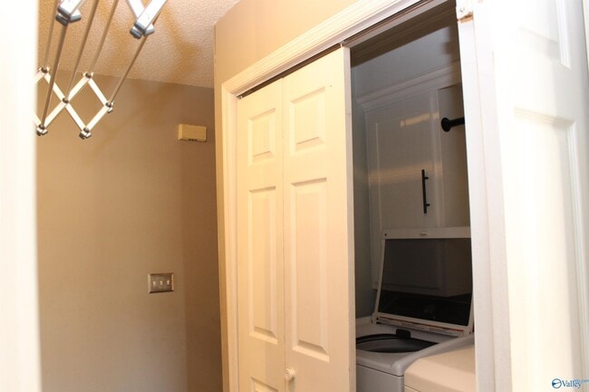 Building Photo - 101 Cresent Circle