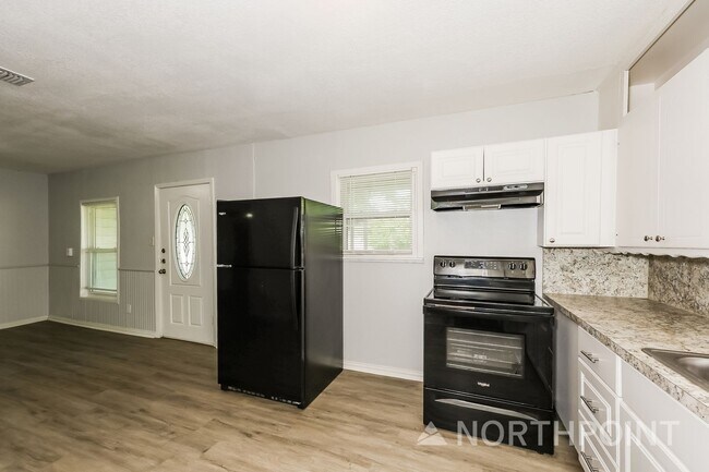 Building Photo - 3 BR/1BA | Newly Renovated Single Family Home |  Front and back yard| In Cleburne!